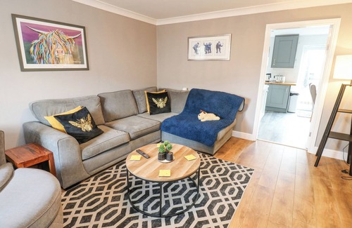 Padfield Cottage | MILO'S LODGE, pet friendly, with hot tub in Glossop