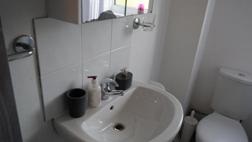 Milton Keynes Apartment | Milton Keynes Luxury Short Stay House with WIFI and Free Parking