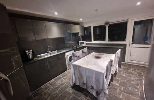 Bletchley House | Milton Keynes Modern Retreat