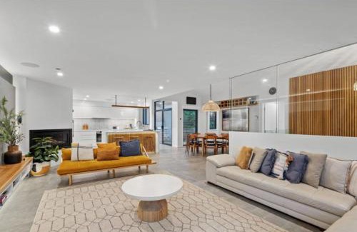 Hyams Beach House | Mimosa House - 250m to Chinamans Beach in Jervis Bay!