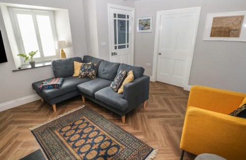 Dinas Cross House | Min-Y-Ffordd