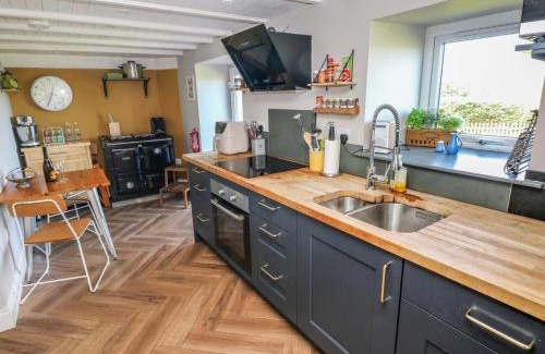 Dinas Cross House | Min-Y-Ffordd