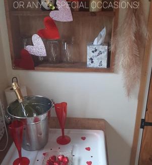 Malltraeth House | Min yr Afon - Cabin - Sleeps 2 - Hot Tub - Parking