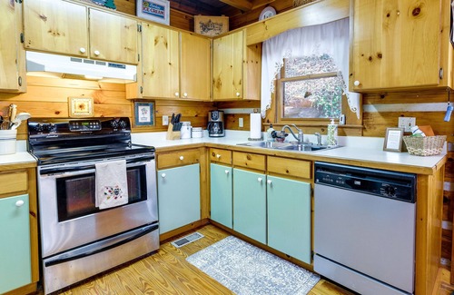 Williamstown Cabin | Mineral Bluff Hideaway w/Hot Tub, Grill, Fire Pit