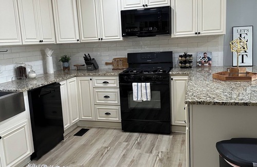 Wake County House | Mini gold and pool spacious 3 level floor home for 14 people