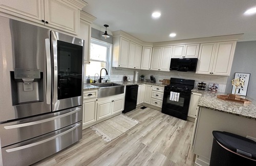 Wake County House | Mini gold and pool spacious 3 level floor home for 14 people