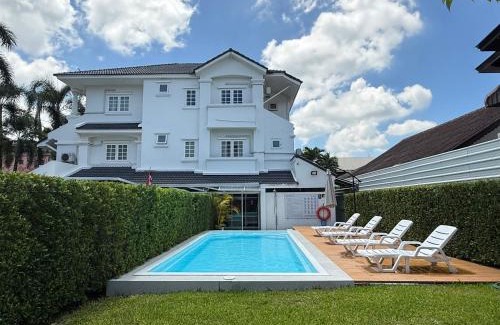 Old City House | Mini-Me HUBS, Charm Suites & Pool in Old City
