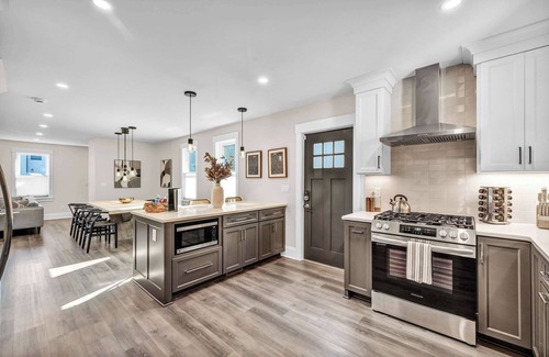 Detroit - Shoreway House | Mini Miracle: Murphy Bed, Sauna + Hot Tub, Pickle Ball, 2BR King Bed