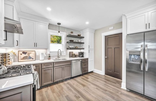 Detroit - Shoreway House | Mini Miracle: Murphy Bed, Sauna + Hot Tub, Pickle Ball, 2BR King Bed
