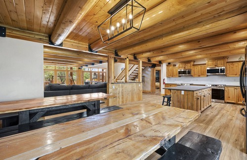 Garden City Cabin | Mini-Papa Bear Lodge (sleeps 22)