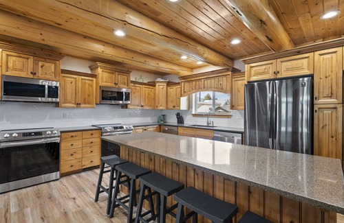 Garden City Cabin | Mini-Papa Bear Lodge (sleeps 22)