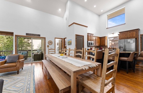 Hollister Cabin | Mini-Red Rock! Hot tub, Firepit, Dogs Welcome,
