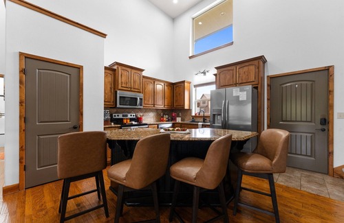 Hollister Cabin | Mini-Red Rock! Hot tub, Firepit, Dogs Welcome,