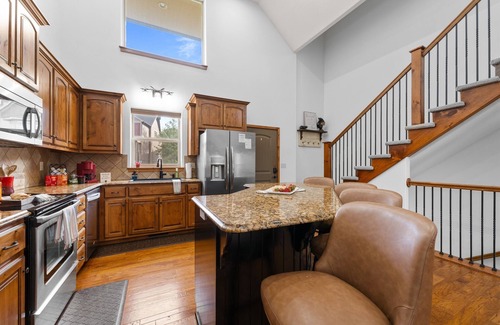 Hollister Cabin | Mini-Red Rock! Hot tub, Firepit, Dogs Welcome,