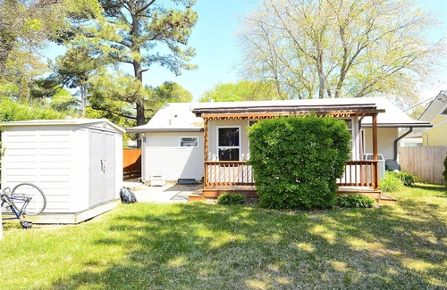 Rehoboth by the Sea Cottage | MINI-WEEKS AVAILABLE! REHOBOTH BY THE SEA/LINENS INCLUDED! 1.5 BLOCKS TO BEACH/WIFI/GRILL/WASHER&DRYER This 3 BR, 2 BA cottage is nestled in popular Rehoboth by the Sea.