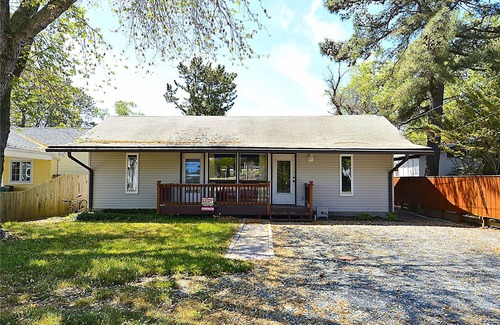Rehoboth by the Sea Cottage | MINI-WEEKS AVAILABLE! REHOBOTH BY THE SEA/LINENS INCLUDED! 1.5 BLOCKS TO BEACH/WIFI/GRILL/WASHER&DRYER This 3 BR, 2 BA cottage is nestled in popular Rehoboth by the Sea.