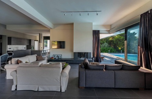 Agii Apostoli Villa | Minimal Brand new Villa With Private Pool Close to Athens