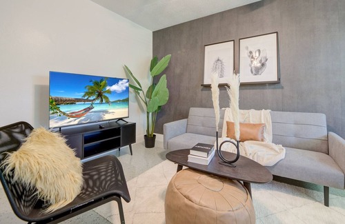 Riverside Park House | Minimalist Mod apt4 * 2ml to beach, air/cruiseport