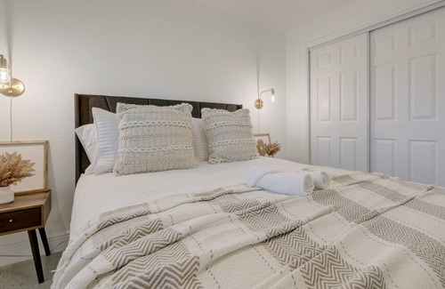 Riverside Park House | Minimalist Mod apt4 * 2ml to beach, air/cruiseport