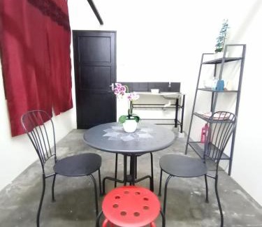Kampung Kuala Parit Apartment | Minimalist Shop Stay @ Royal Town