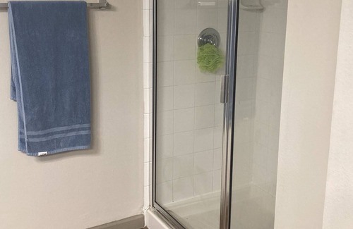 Grapevine Apartment | Minimalist Urban Apartment— walking distance from the mall!