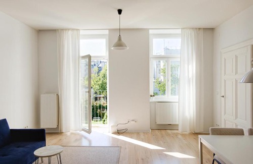 Margareten Apartment | MINIMALISTIC STUDIO NEAR NASCHMARKT