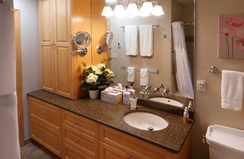 Golden Valley Apartment | Minneapolis Area Apartment, 8 Mi to Downtown!