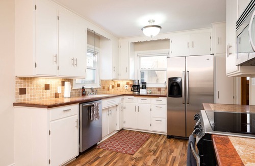 Fulton House | MINNeSTAY* Beard Avenue Bungalow |