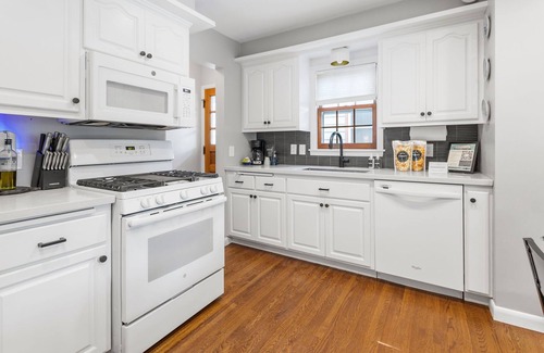 Brooklyn Center House | MINNeSTAY* Parkway Cottage