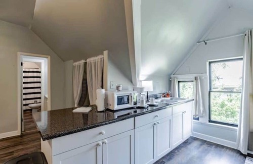 Mobile Apartment | Mins from Downtown & Dining - Dauphin Darling 3