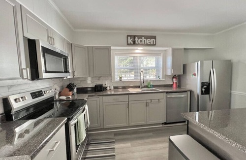 Colfax House | Mins from PTI Airport/Triad Park/market