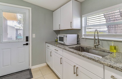 Lakewood Park House | Mins to Beaches & HCA Hospital: Fort Pierce Home