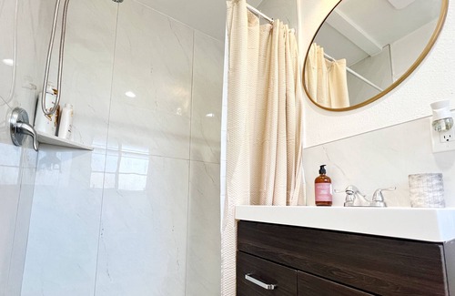 Southwest Anaheim House | Mins to Disneyland! Equipped Guest Suite - Sleeps 5