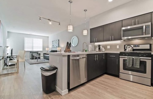 University City Apartment | Mins to La Jolla Cove | Yoga w/Outdoor Studio | University City