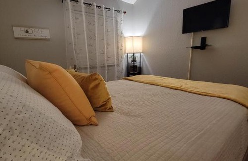 Lawndale House | Minsa - Peaceful Home near LAX DTLA & Free Parking