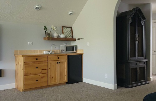 Meridian House | Minutes from I-84, Near BSU, hospitals, Ford Idaho Center, Wahooz/Roaring Spring