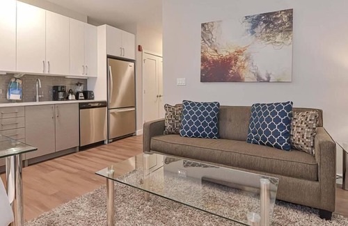 Central-Maverick Square - Paris Street Apartment | Minutes from Logan Intl Airport | Clean Studio | Gym | Indoor Pool | GLS