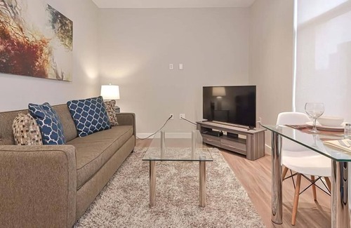 Central-Maverick Square - Paris Street Apartment | Minutes from Logan Intl Airport | Clean Studio | Gym | Indoor Pool | GLS