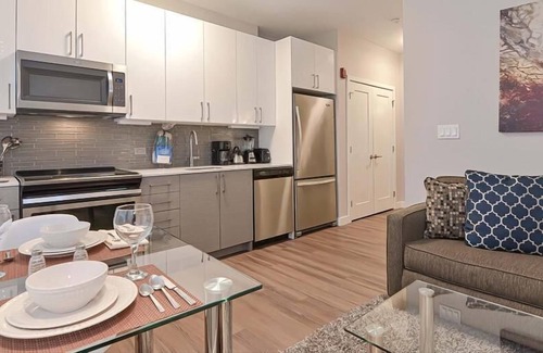 Central-Maverick Square - Paris Street Apartment | Minutes from Logan Intl Airport | Clean Studio | Gym | Indoor Pool | GLS