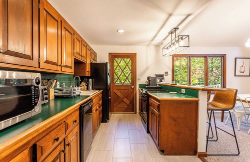 Londonderry House | Minutes to a Magical Apres Ski! 4 Bedrooms, EV Charger, Mins to 4 Ski Mtns