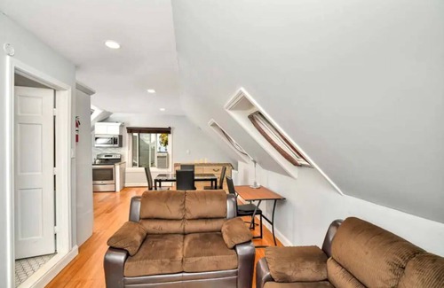 Harbor View - Orient Heights Apartment | Minutes to Airport, Train, Downtown & Free Parking