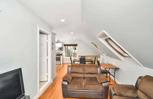 Harbor View - Orient Heights Apartment | Minutes to Airport, Train, Downtown & Free Parking