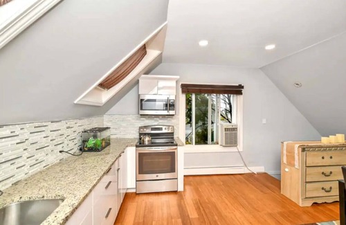 Harbor View - Orient Heights Apartment | Minutes to Airport, Train, Downtown & Free Parking