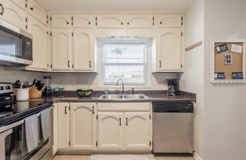 Huntsville House | Minutes to Arsenal & Downtown- Rocket City Retreat