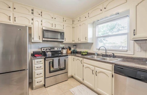 Huntsville House | Minutes to Arsenal & Downtown- Rocket City Retreat