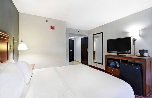 Athens Hotel | Minutes to Athens-Ben Epps Airport! Free Parking, Pets Allowed, Pool Onsite!