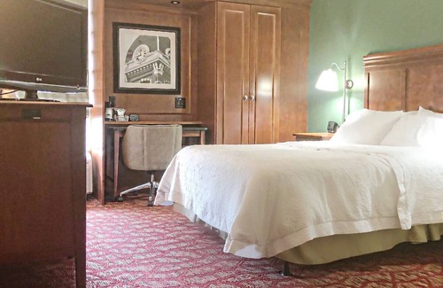 Athens Hotel | Minutes to Athens-Ben Epps Airport! Free Parking, Pets Allowed, Pool Onsite!