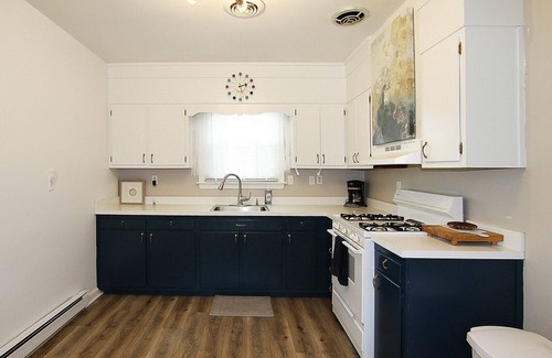 Norfolk House | Minutes to Bay Beaches and NAVY Base! LOVE this Spacious Mid-Century Ranch