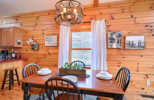 Logan Cabin | Minutes to Caves - 2 KINGS. Hot Tub. Games. Firepit. Close to Everything