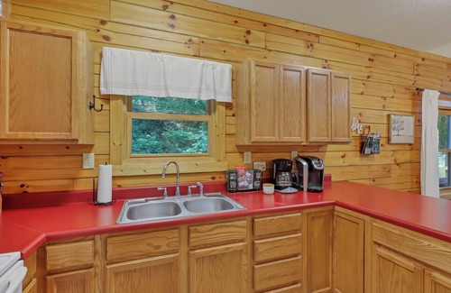 Logan Cabin | Minutes to Caves - 2 KINGS. Hot Tub. Games. Firepit. Close to Everything